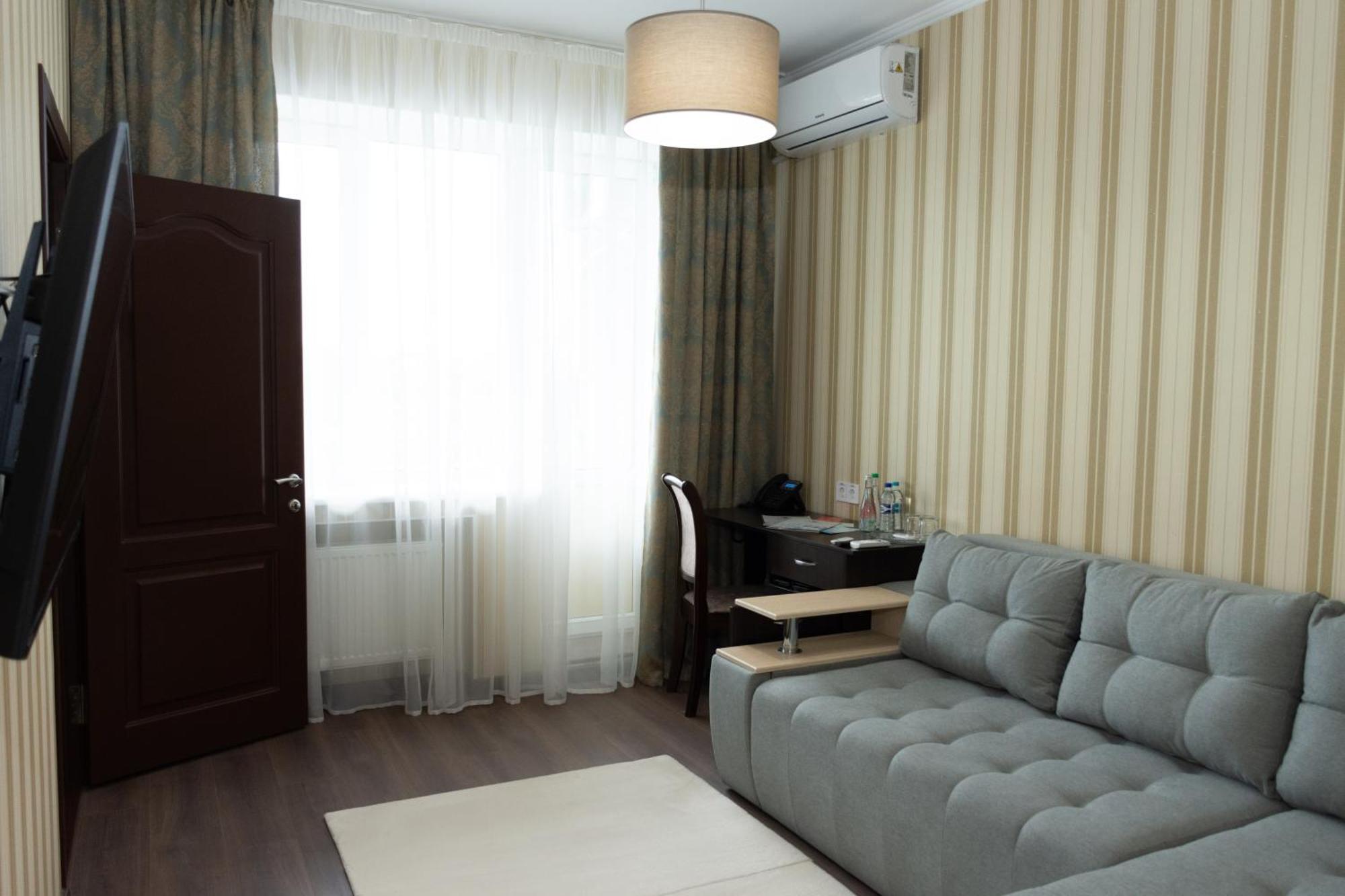 Kremin Hotel Kremenciuk Exterior foto