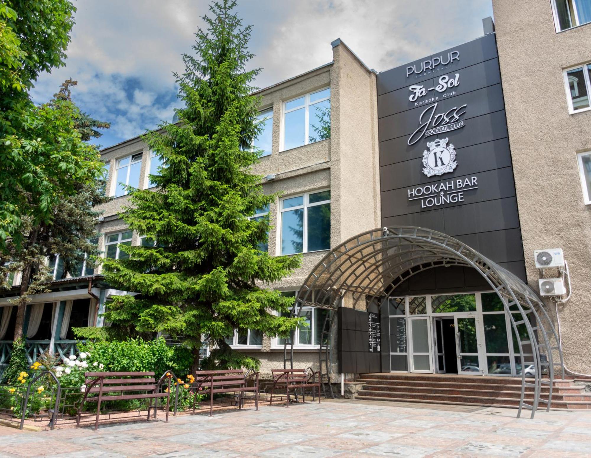 Kremin Hotel Kremenciuk Exterior foto
