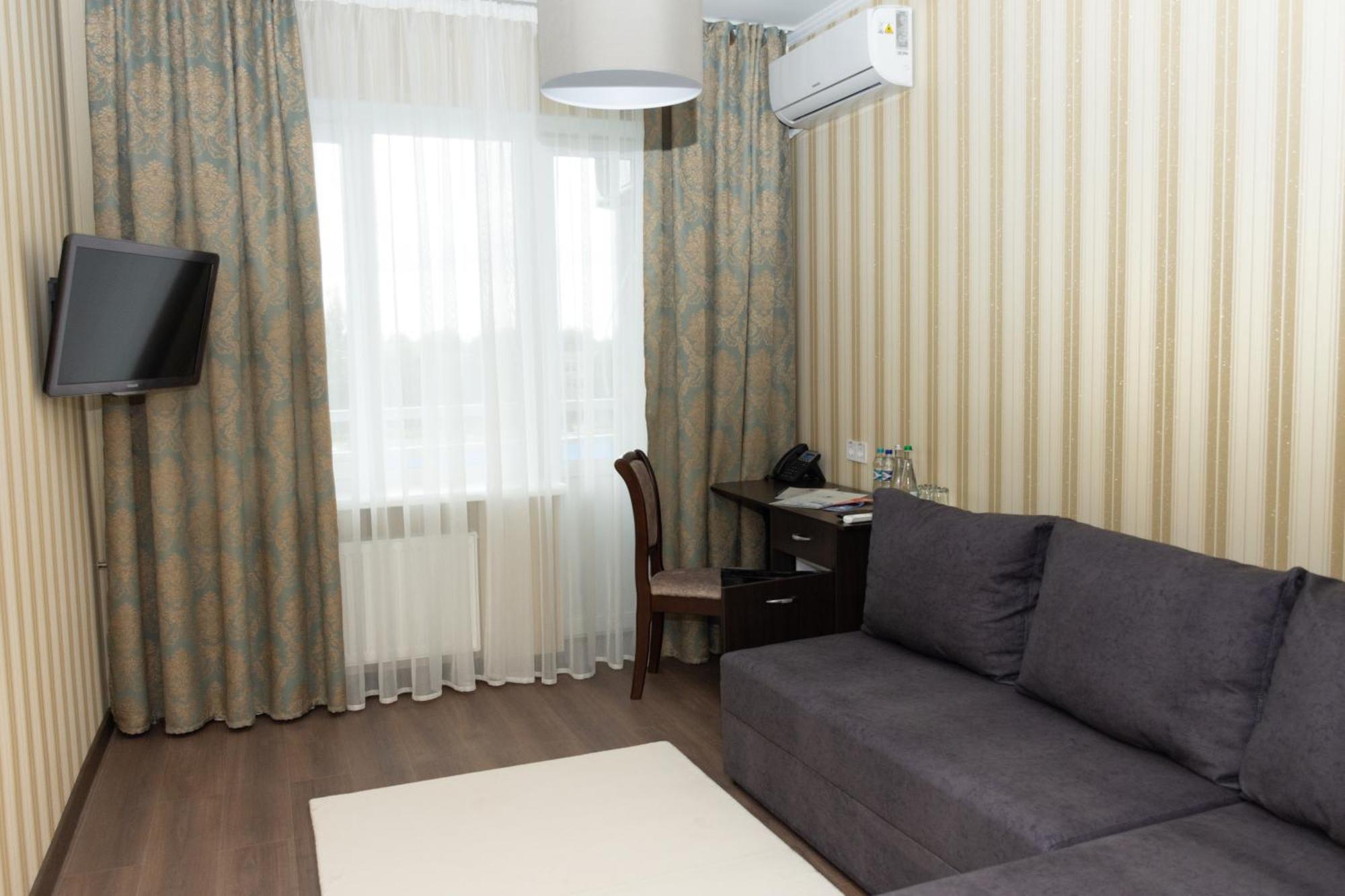 Kremin Hotel Kremenciuk Exterior foto