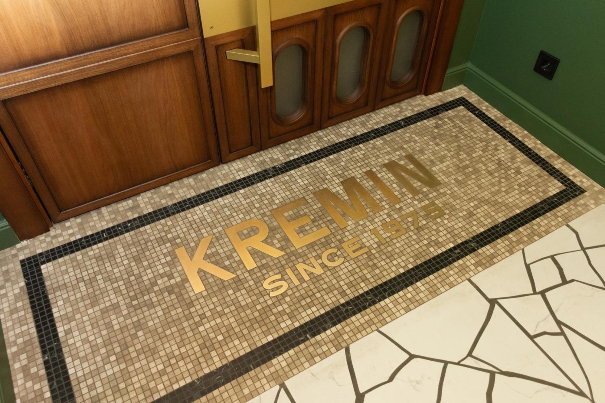 Kremin Hotel Kremenciuk Exterior foto